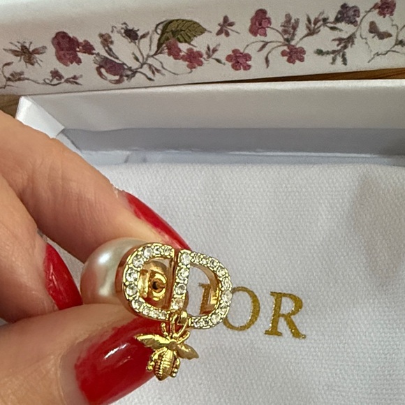 Elegant Pearl and Gold Earrings - Picture 3 of 4